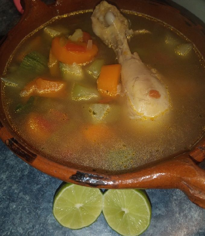 Una foto de Caldo de pollo estilo wence