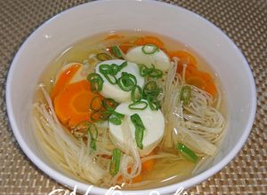 Hình của món Canh đậu hũ nấm kim châm chay.