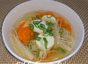 Hình của món Canh đậu hũ nấm kim châm chay.
