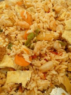 Una foto de Arroz frito con gambas