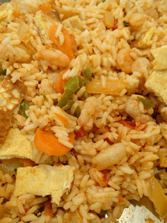 Una foto de Arroz frito con gambas