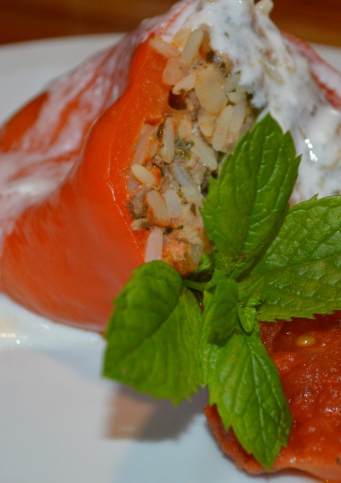 Una foto de Pimientos Rojos rellenos al estilo de Medio Oriente
