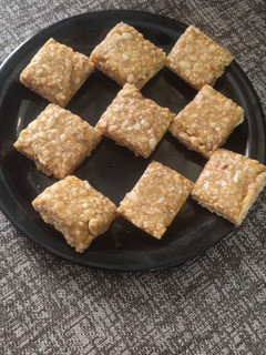 શીંગદાણા ની ચીક્કી (Shingdana Chikki Recipe In Gujarati) રેસીપી મુખ્ય ફોટો