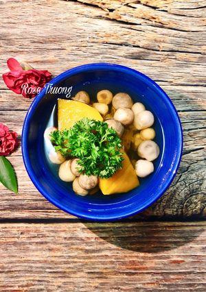 Hình của món Canh Bí Đỏ Nấu Nấm Rơm.