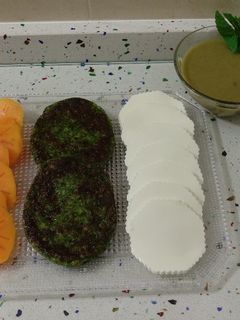 Una foto de Hamburguesa vegetariana y crema de brócolis