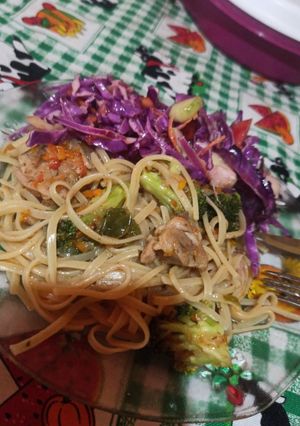 Una foto de Wok de vegetales con pollo