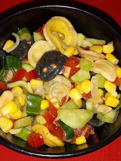 O poză a rețetei Salată colorată de paste cu legume.