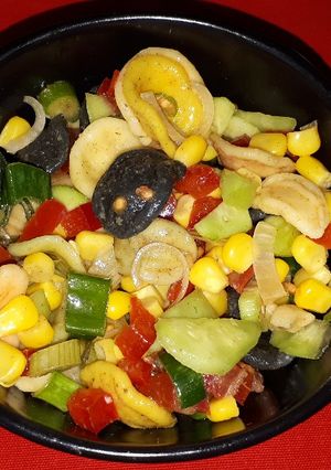 O poză a rețetei Salată colorată de paste cu legume.