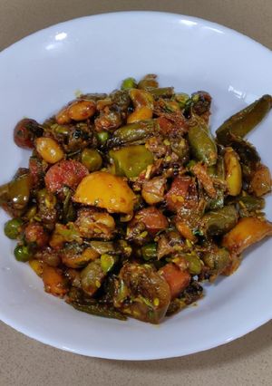 भोगी ची भाजी (Bhogichi Bhaji Recipe In Marathi) रेसिपी चे मुख्य फोटो 
