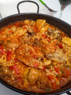 Una foto de Paella de pollo y conejo