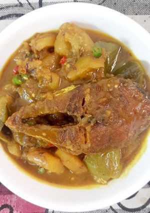 ইলিশ মাছের আলু বেগুনের ঝোল(illish macher begun jhol recipe in Bengali) রেসিপির প্রধান ছবি