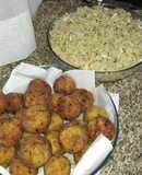 Albóndigas de pescado con arroz y salsa blanca