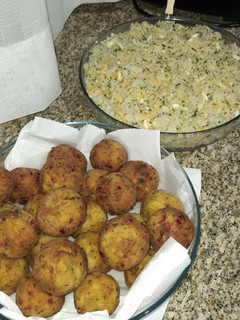 Una foto de Albóndigas de pescado con arroz y salsa blanca