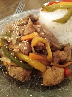 Una foto de Verduras salteadas con pollo y arroz blanco!! 🥙