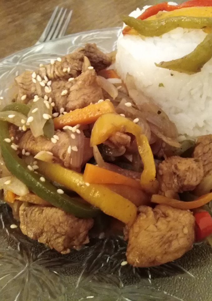 Una foto de Verduras salteadas con pollo y arroz blanco!! 🥙
