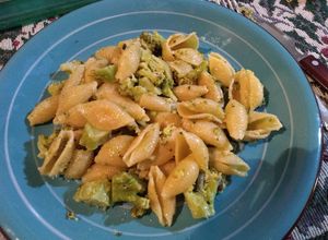 Una foto de Fideos con brócoli y queso untable