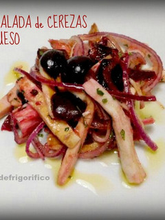 Una foto de Ensalada de Cerezas y queso