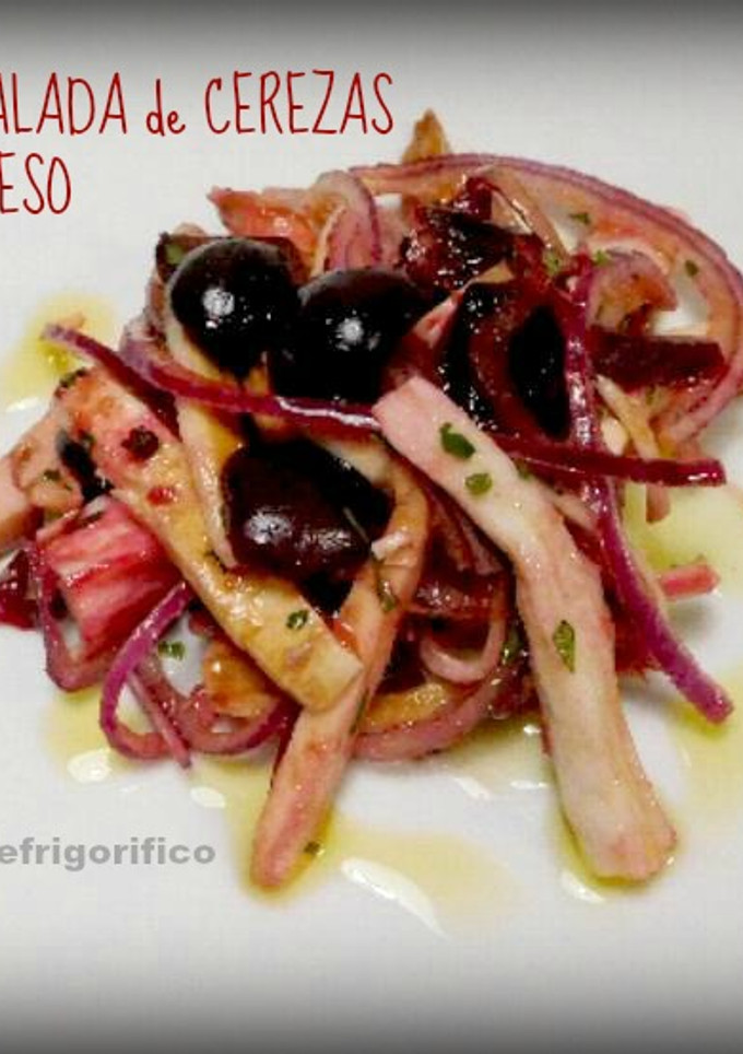 Una foto de Ensalada de Cerezas y queso