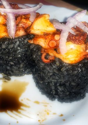 Foto principal de Timbal de Arroz Negro con Sepia y Pulpo a la parrilla