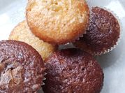 Una foto de muffins marmolados