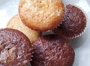 Una foto de Muffins de chocolate, vainilla y marmolados