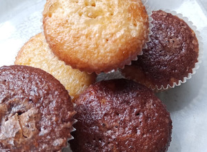 Una foto de Muffins de chocolate, vainilla y marmolados