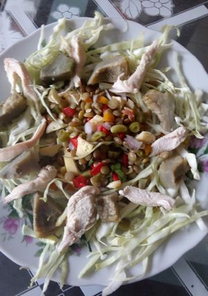 Una foto de Ensalada de pollo con alcachofa