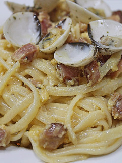 Una foto de Tagliatelle a la carbonara con almejas