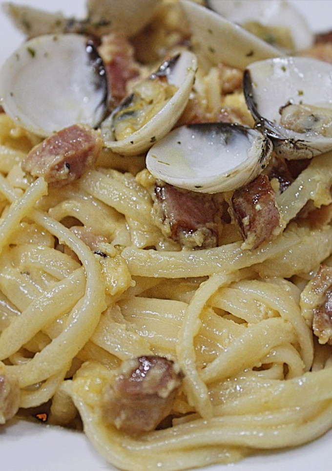 Una foto de Tagliatelle a la carbonara con almejas