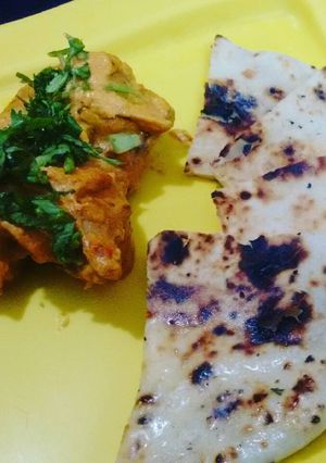 A picture of Chicken Tikka Masala with Garlic Naan bread.