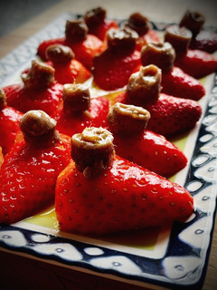 Una foto de Fresas con anchoas en almíbar de naranja