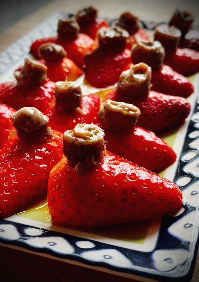 Una foto de Fresas con anchoas en almíbar de naranja
