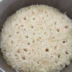 A picture of Arroz con cebolla blanca en arrocera.