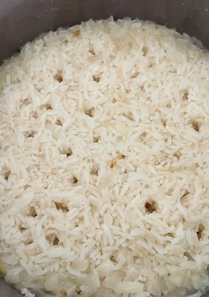 Una foto de Arroz con cebolla blanca en arrocera