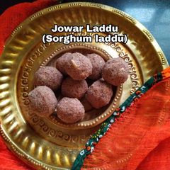 A picture of Jowar /Sorghum ladoo.
