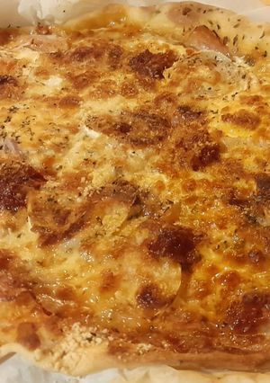 Una foto de Pizza con Bacon, Sobrasada y Queso de Cabra