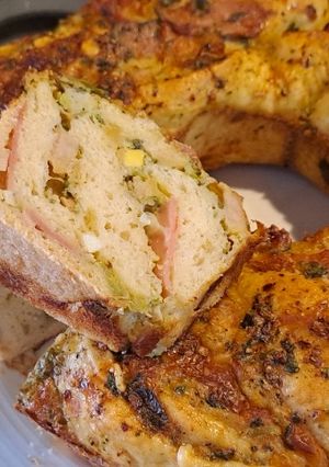 Una foto de Rosca salada rellena