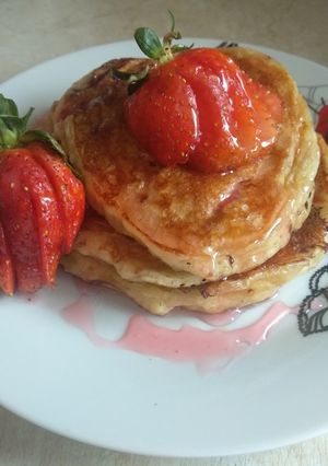 Φωτογραφία της συνταγής Pancakes με φράουλες και γιαούρτι
