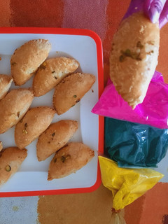 मावा गुजिया (mawa gujiya recipe in Hindi) रेसिपी मुख्य फोटो