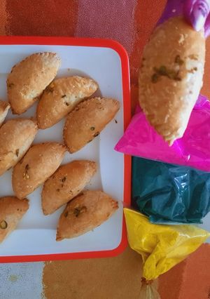 मावा गुजिया (mawa gujiya recipe in Hindi) रेसिपी मुख्य फोटो