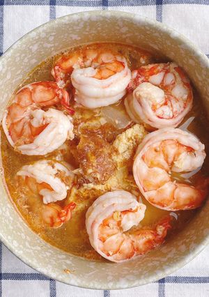 รูปของ แกงจืด “ไข่หอมกุ้ง”🥚 💋 🦐 / Aromatic prawn soup with Thai-style onion omelette 🦐 🥣