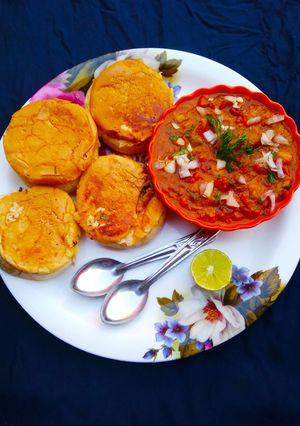 पावभाजी (pav bhaji recipe in Hindi) रेसिपी मुख्य फोटो
