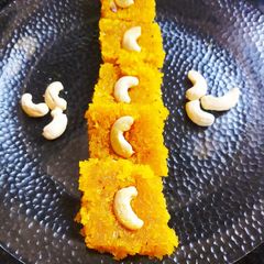 A picture of Mango flavored coconut burfi.