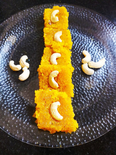 A picture of Mango flavored coconut burfi.
