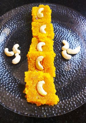 A picture of Mango flavored coconut burfi.