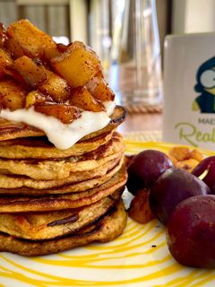 Una foto de 🥞 Tortitas de avena y plátano con manzana caramelizada 🥞