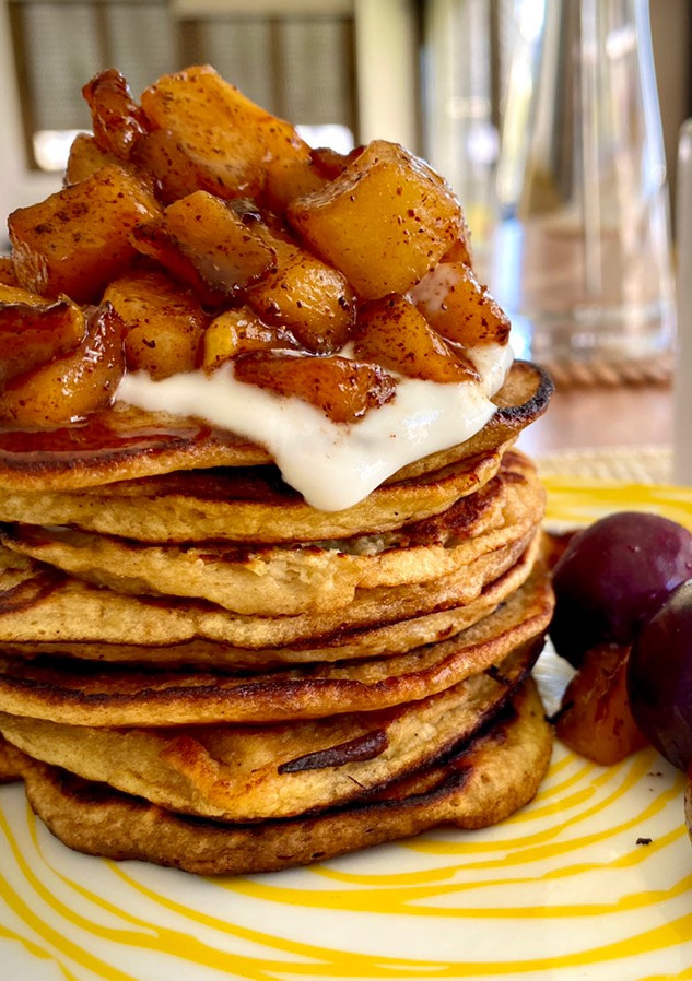 Una foto de 🥞 Tortitas de avena y plátano con manzana caramelizada 🥞