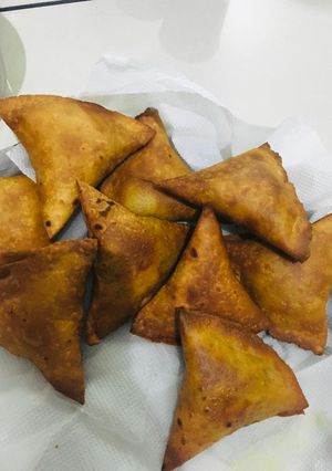 રોટલી ના સમોસા (Rotli Samosa Recipe In Gujarati) રેસીપી મુખ્ય ફોટો