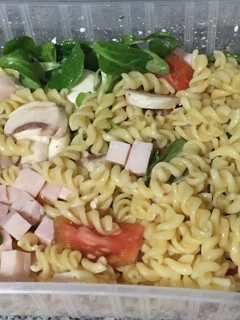 Una foto de Ensalada de pasta con canónigos