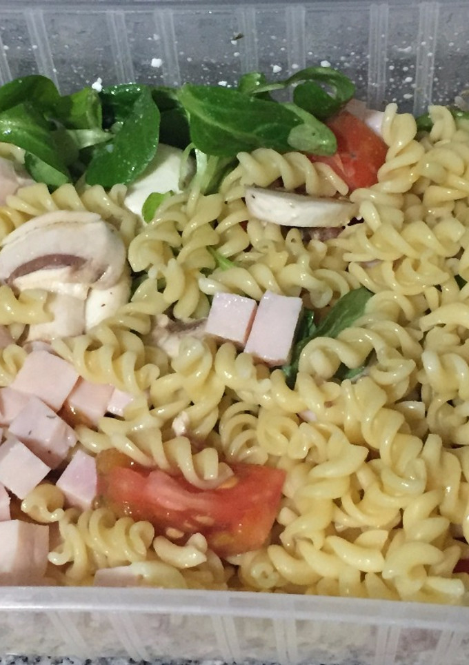 Una foto de Ensalada de pasta con canónigos